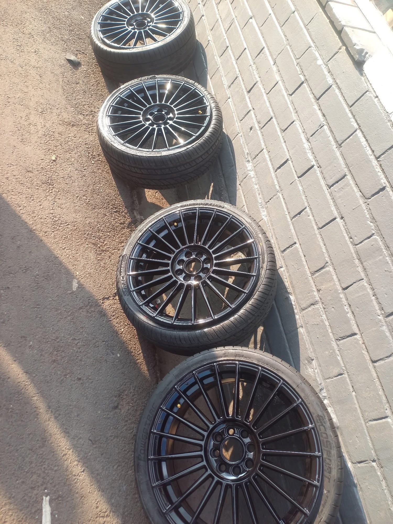 Multi-spoke gloss black